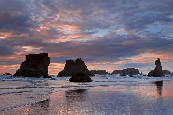 Roches dans la mer au coucher du soleil