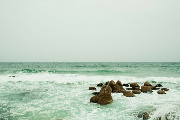 碧绿的海浪解剖海面上的山丘