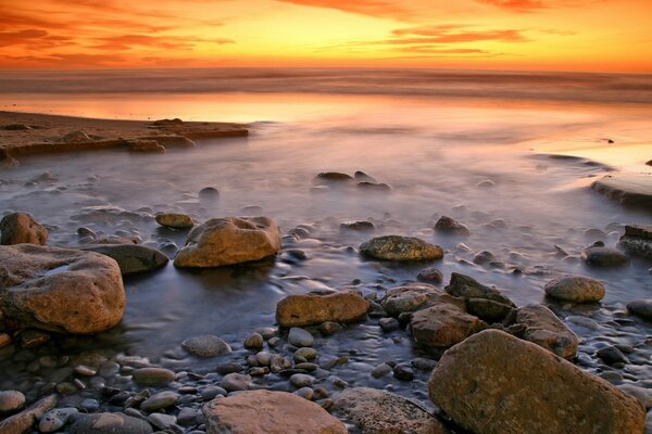 Spiaggia rocciosa al tramonto