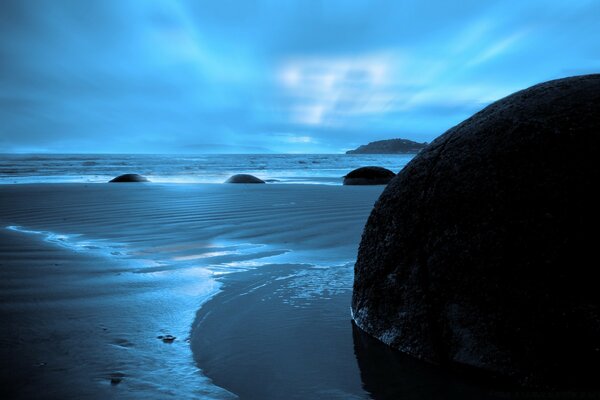 Strand am Meer mit blauem, endlosem Himmel