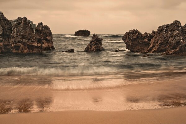 Orilla del mar con aguas salientes y rocas