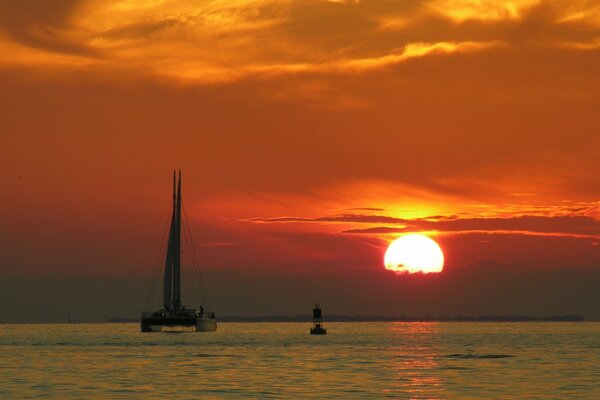 Boot im Meer bei Sonnenuntergang Hintergrund