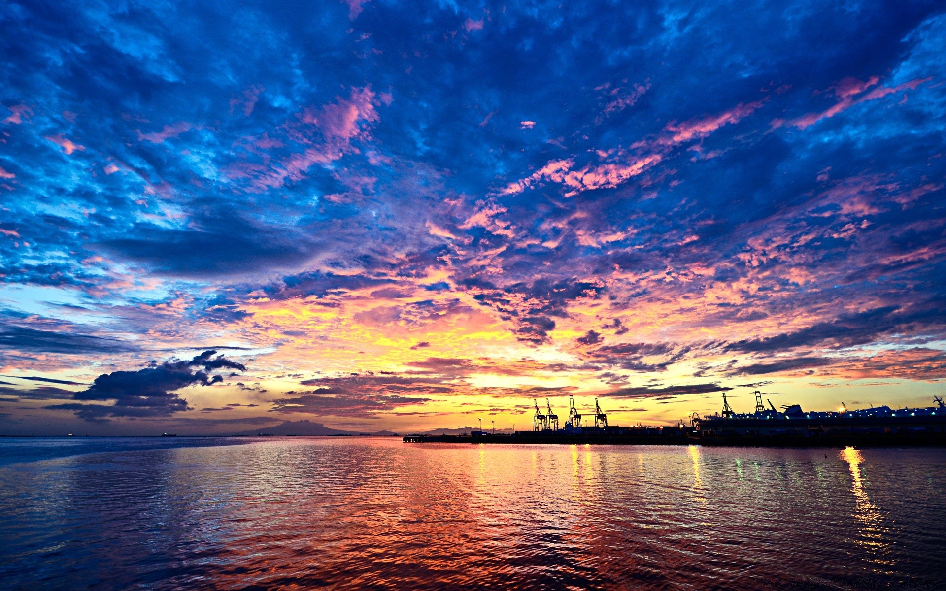 海洋和海洋 日落 水域 黄昏 傍晚 黎明 天空 反射 景观 旅游 户外 夏天 海