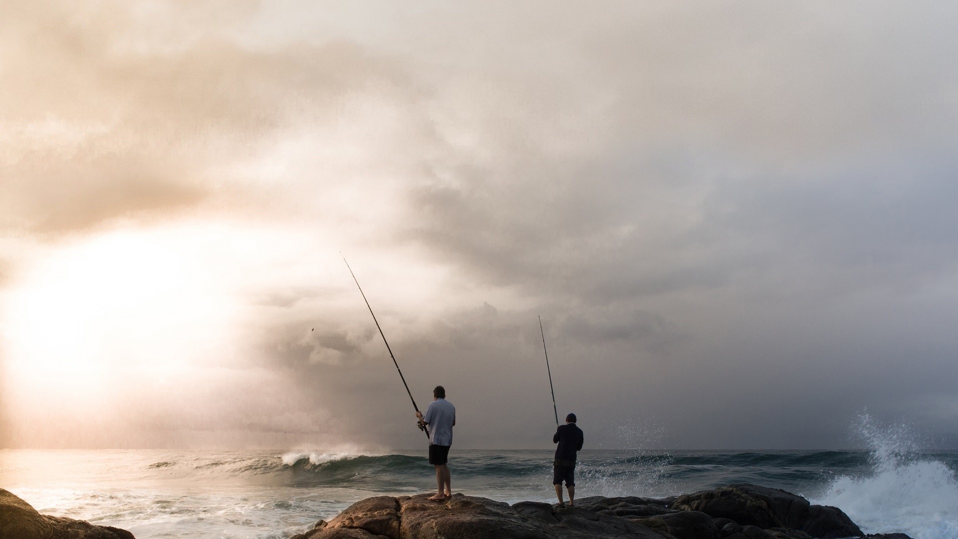 mar e oceano praia mar água oceano pescador pôr do sol mar céu tempestade paisagem amanhecer lazer onda surf lazer vara de pesca sol paisagem