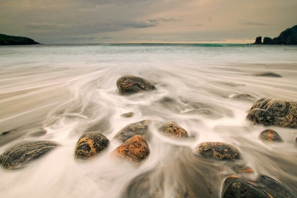 Mare annebbiato oceano rocce rocce cielo orizzonte