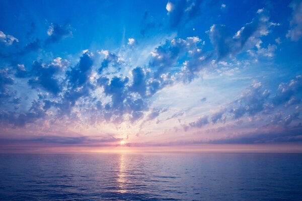 Un océano sin fin con nubes azules