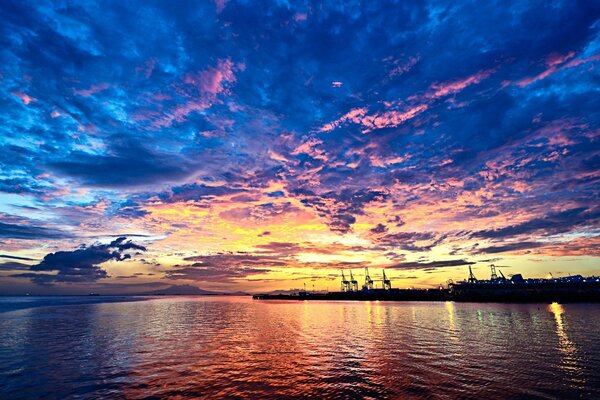 Pôr do sol no mar. Aproximação do tempo