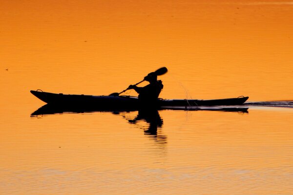 Reflexion im Wasser ist ein wunderlicher Schatten