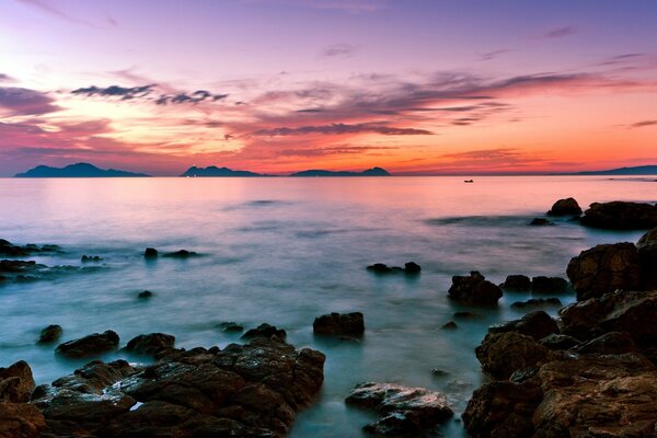 Delizioso tramonto sulla superficie del mare