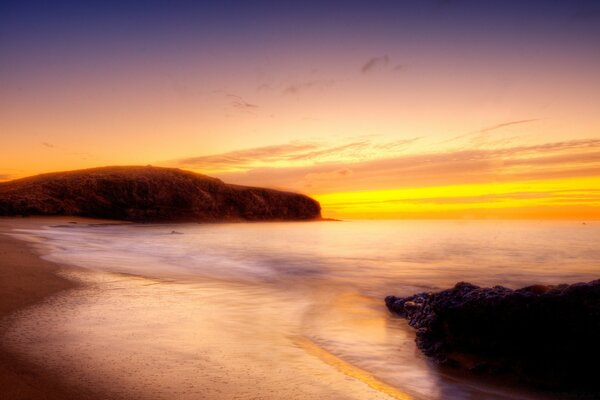 Playa de arena al atardecer