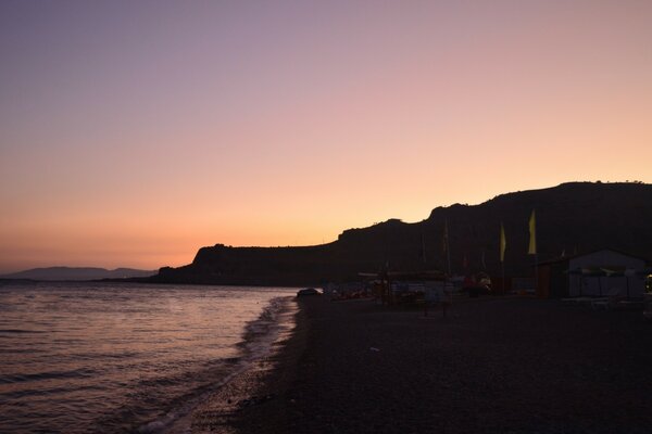 Una noche tranquila junto al mar