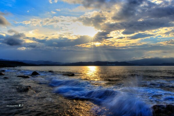 Ondas oceânicas ao pôr do sol