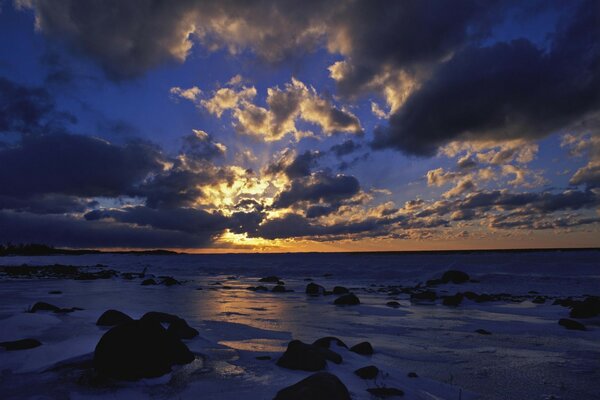 Nuvole di diverse dimensioni fluttuano sul mare