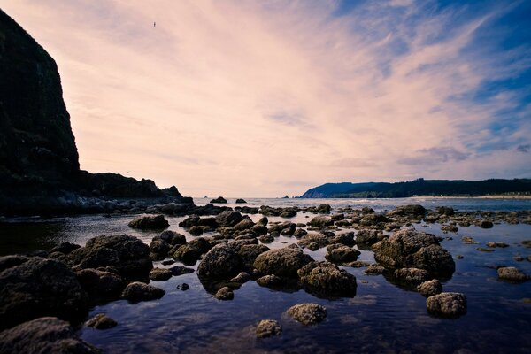 Plage rocheuse sur la mer le soir