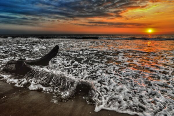 Imagen de las olas del mar en una playa oscura