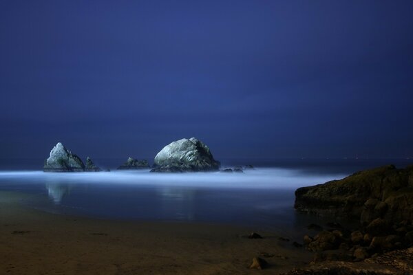 Praia tranquila à noite