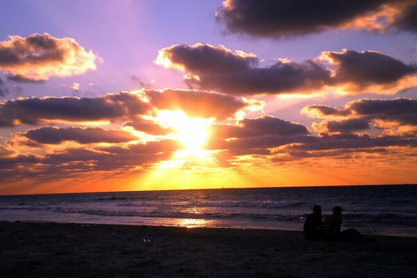 El último rayo de sol contra el mar