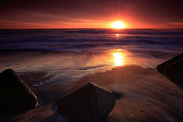 Las olas del mar golpean las rocas al amanecer