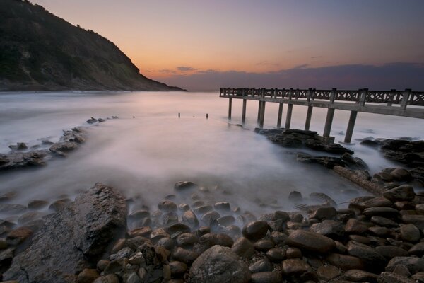 Pont sur la mer sur la plage