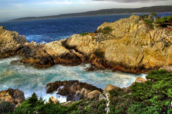 Paisaje mar y rocas