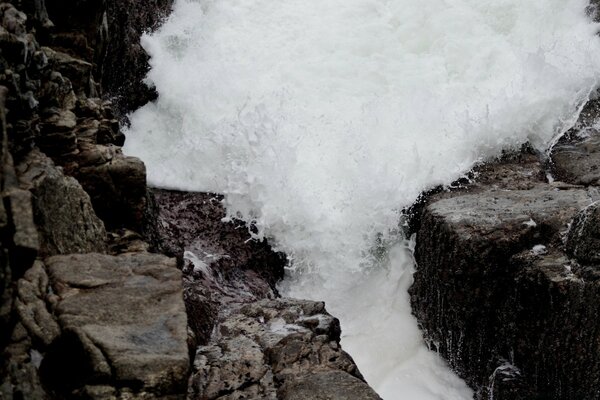 Potente cascata nel cuore del paesaggio