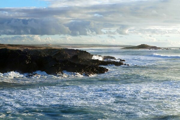 El oleaje del mar golpea las rocas