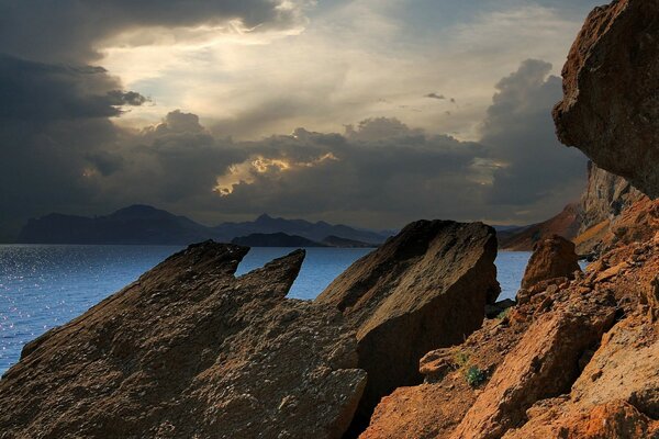 Landschaft mit Felsen und Meer