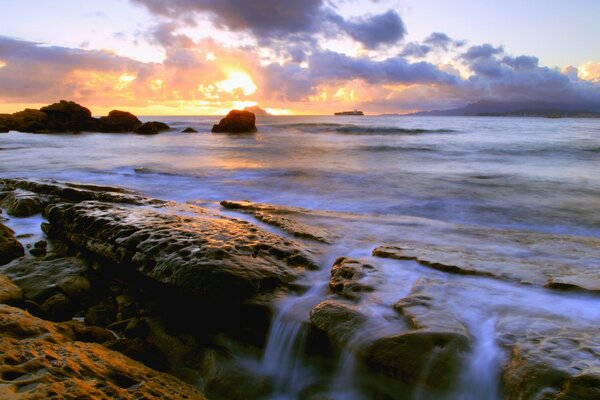 Cachoeira do pôr do sol na areia