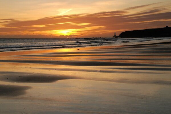 Meer und Strand bei Sonnenuntergang