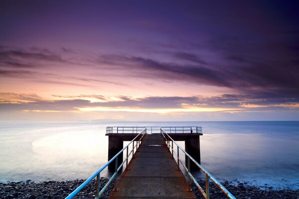 Der Weg zum Himmel. Sonnenuntergang auf Wasserhintergrund