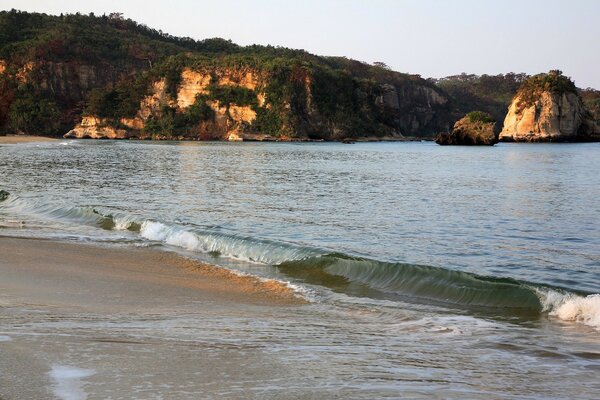 Landschaft: Strand, Wellen und Felsen