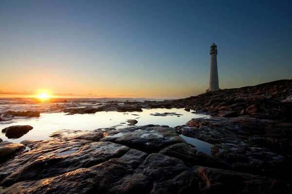 Puesta de sol en la costa desierta