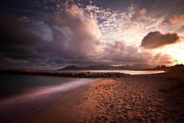 Plage de sable sur fond de coucher de soleil