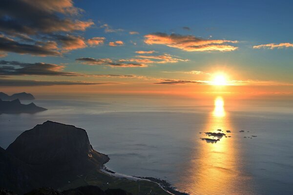 Mar y océano. Puesta de sol y cielo