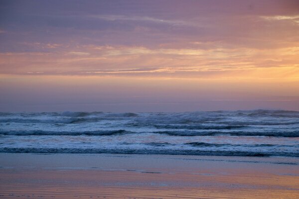 Mar y océano. Amanecer sobre el mar