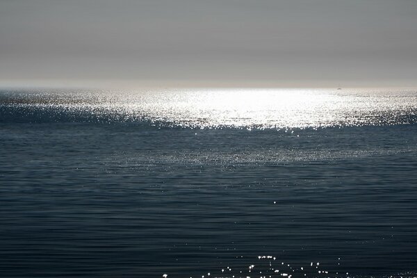 Cielo y mar en tonos grises