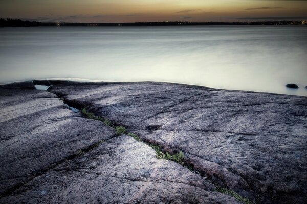 Paisagem ao entardecer, cidade no horizonte