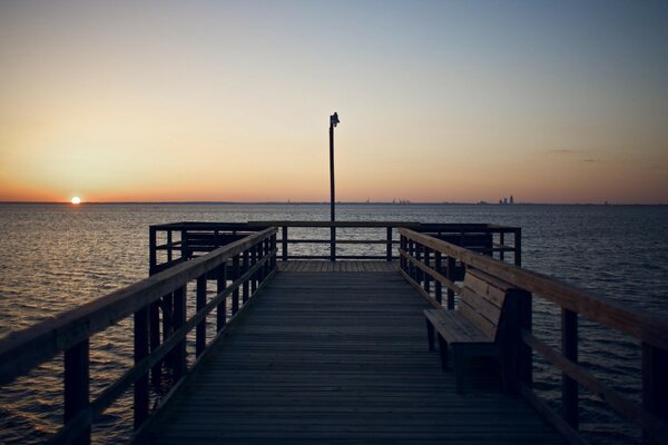 Puesta de sol en el muelle. El océano infinito es hermoso