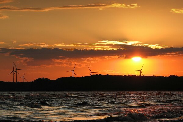 Los restos del sol son absorbidos por las nubes del cielo al atardecer