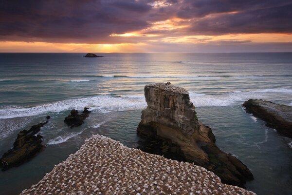 Onde dell oceano e tramonto infuocato