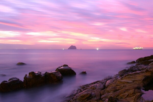 Tramonto lilla, foschia sull acqua