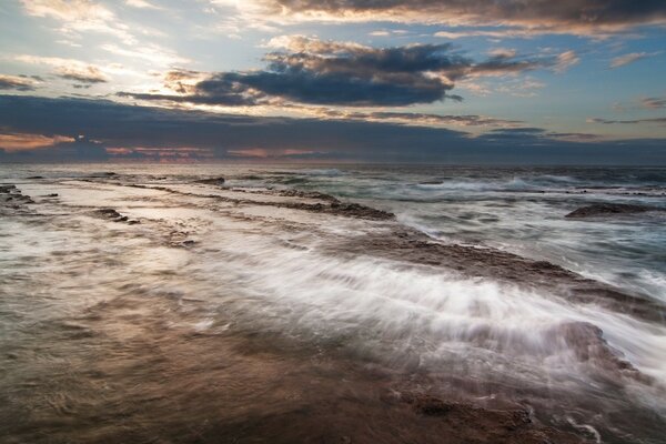 Ondas do mar com força rolam na costa