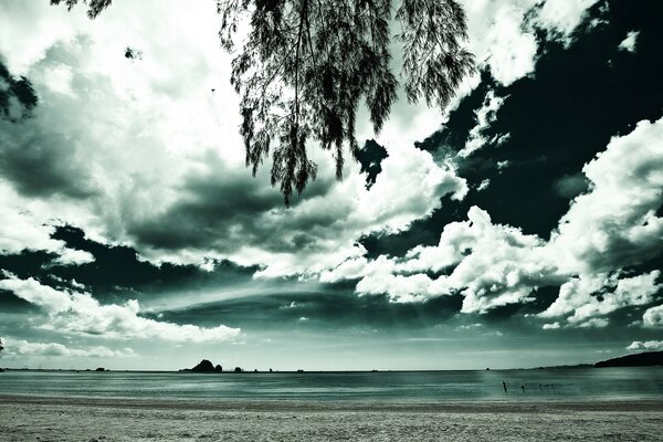 Wunderschöne Landschaft: Himmel, Strand und Meer