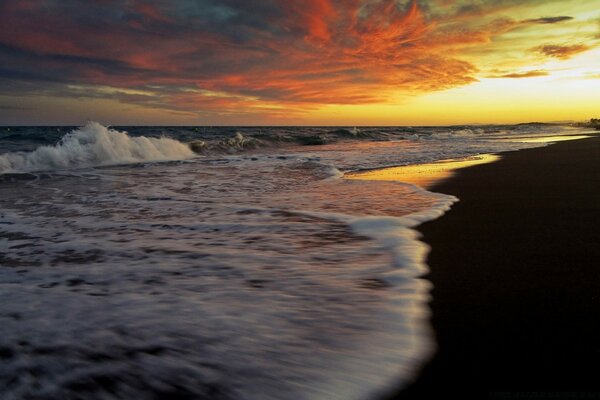 Ondas do mar ao pôr do sol