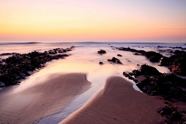 Mar y océano. Puesta de sol en la playa