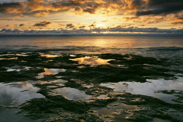 Meer bei Sonnenaufgang oder Sonnenuntergang