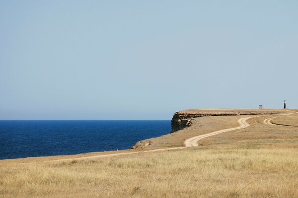 Camino al faro a lo largo de la costa