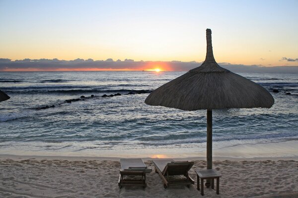 Meer und Ozean. Sonnenuntergang am Strand