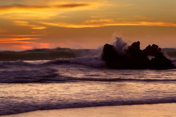 Surf de mar. Puesta de sol y cielo