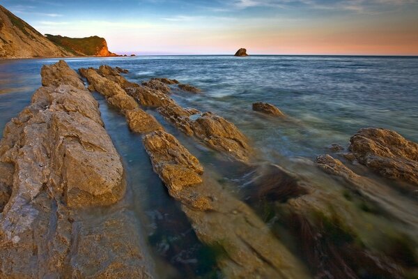 Pedras costeiras no mar